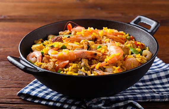 Paella de pollo y camarones