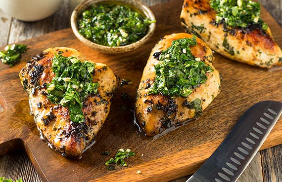 Pollo al pesto con queso de cabra